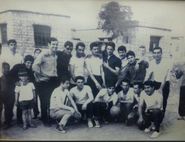  اسفل من اليمين غسان محمد عطوي - المرحوم فواز محمد شمعون - ابراهيم ابو عباس - علي حسن عبود - يوسف حمادي - خليل ابو عباس - وخلف الأطفال يقف ابراهيم نايف شمعون والطفل الذي يرتدي قبعة هو المرحوم حسين عبد الحسن أبو عباس