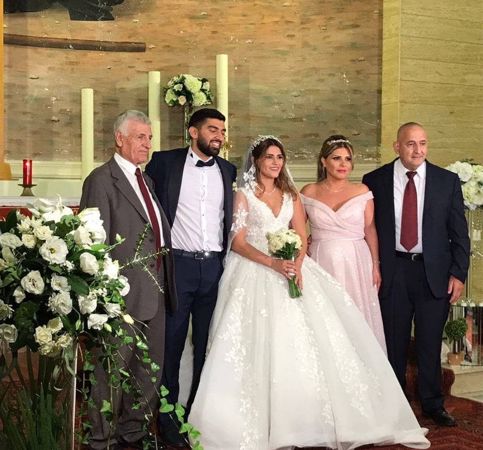 عروسنا الحسناء ليا أسعد فرحات مع عريسها ووالديها (على طرف الصورة) وجدها الصديق مهيب فرحات (على الطرف الآخر)