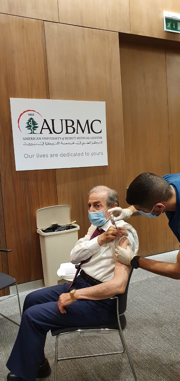 النائب انور الخليل يتلقى الجرعة الثانية من اللقاح