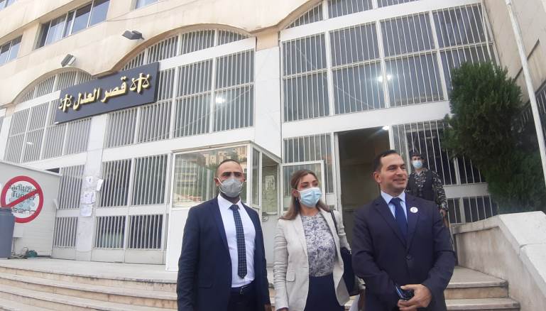 محامي مجموعة الشعب يريد إصلاح النظام أمام قصر عدل زحلة (المدن)