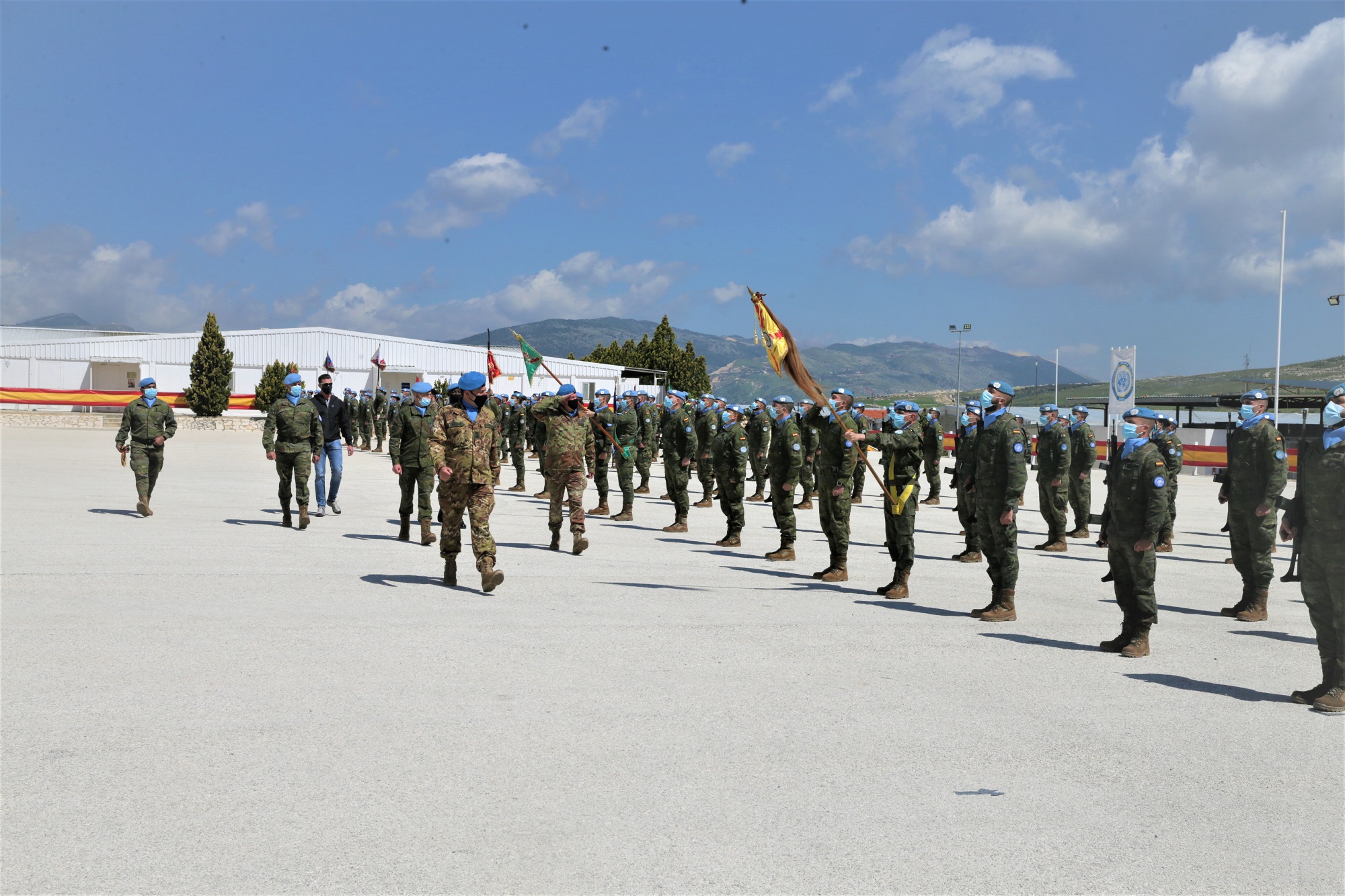 El Gral Stefano del Col pasando revista a las tropas españolas durante el acto.