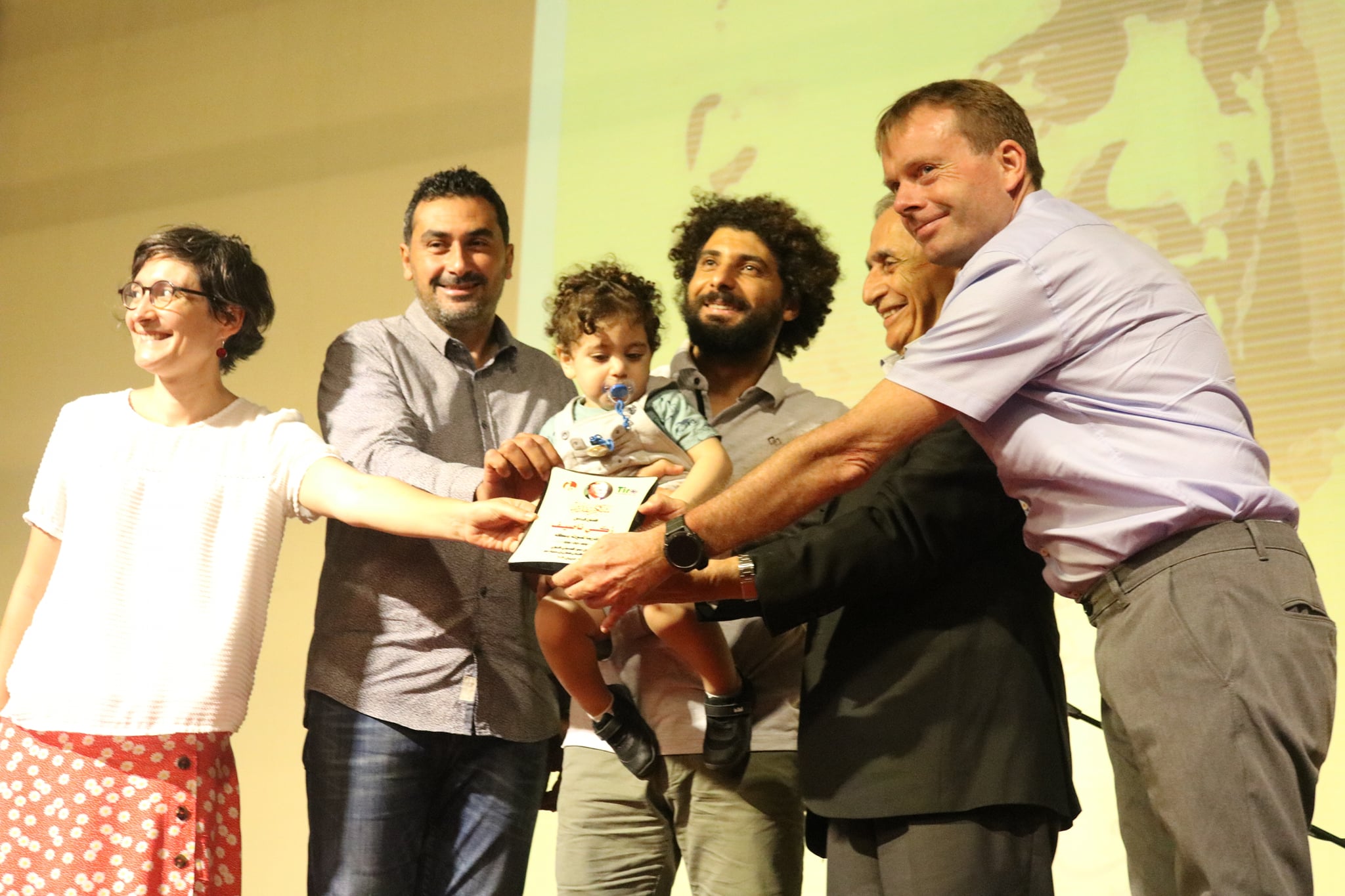 إسطنبولي مكرماً عائلة الفنان الراحل زكي ناصيف 