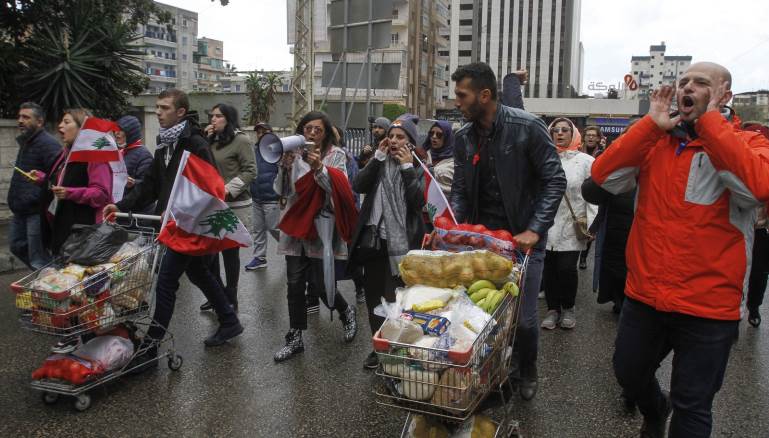 تبقى المعضلة الأساس أمام البطاقة التمويلية هي كيفية تمويلها (Getty)