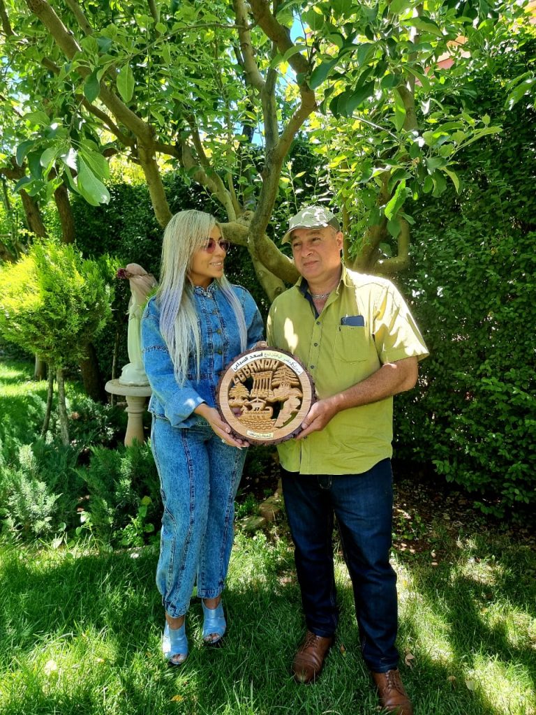 الفنان اسعد السباعي يتسلم درعاً من السفيرة كارولين معلوف