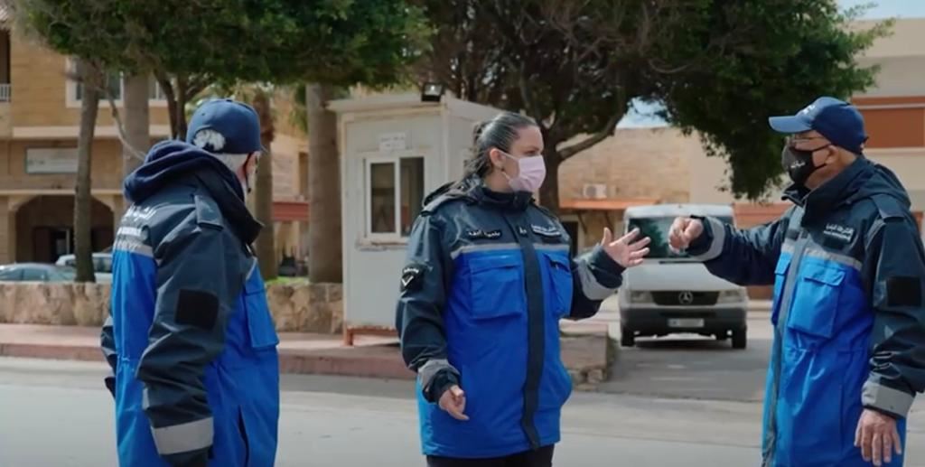 مسؤولة الشرطة هيلين فارس بين زملائها