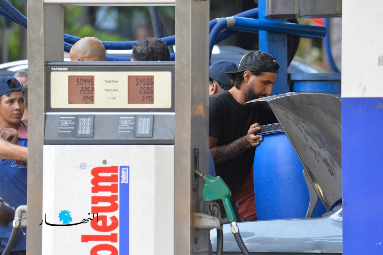 تعبئة البنزين في برميل لتوزيعه (تصوير حسام شبارو)