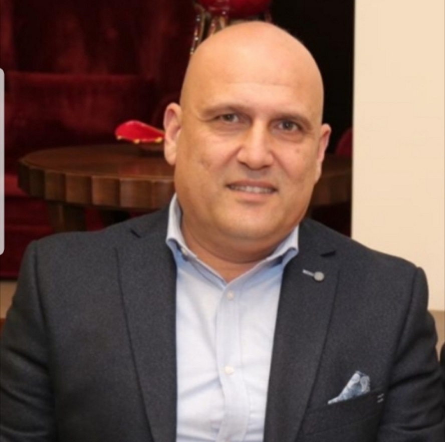 الكاتب شادي مشنتف - أستاذ مادة الاجتماع