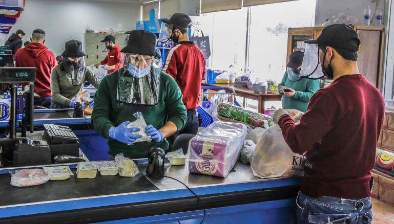 لجأت بعض المحال لاعتماد الدولار لتحديد الأسعار (Getty)