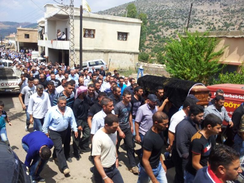 أهالي مزرعة حلتا والقرى المجاورة في العرقوب يشيعون أحد شهداء البلدة (أرشبف)