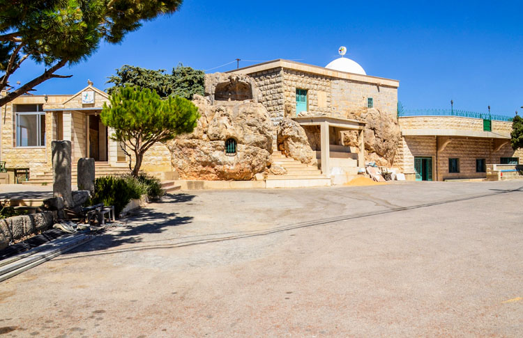  مقام الشيخ الفاضل، عين عطا