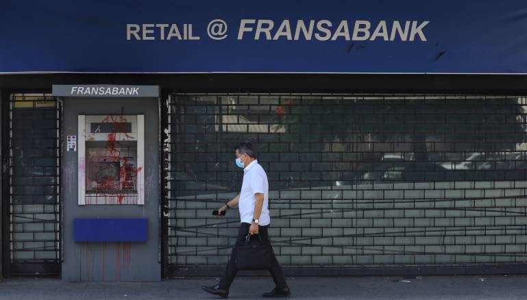 كل ما تقوم به المصارف مخالف للقوانين (Getty)