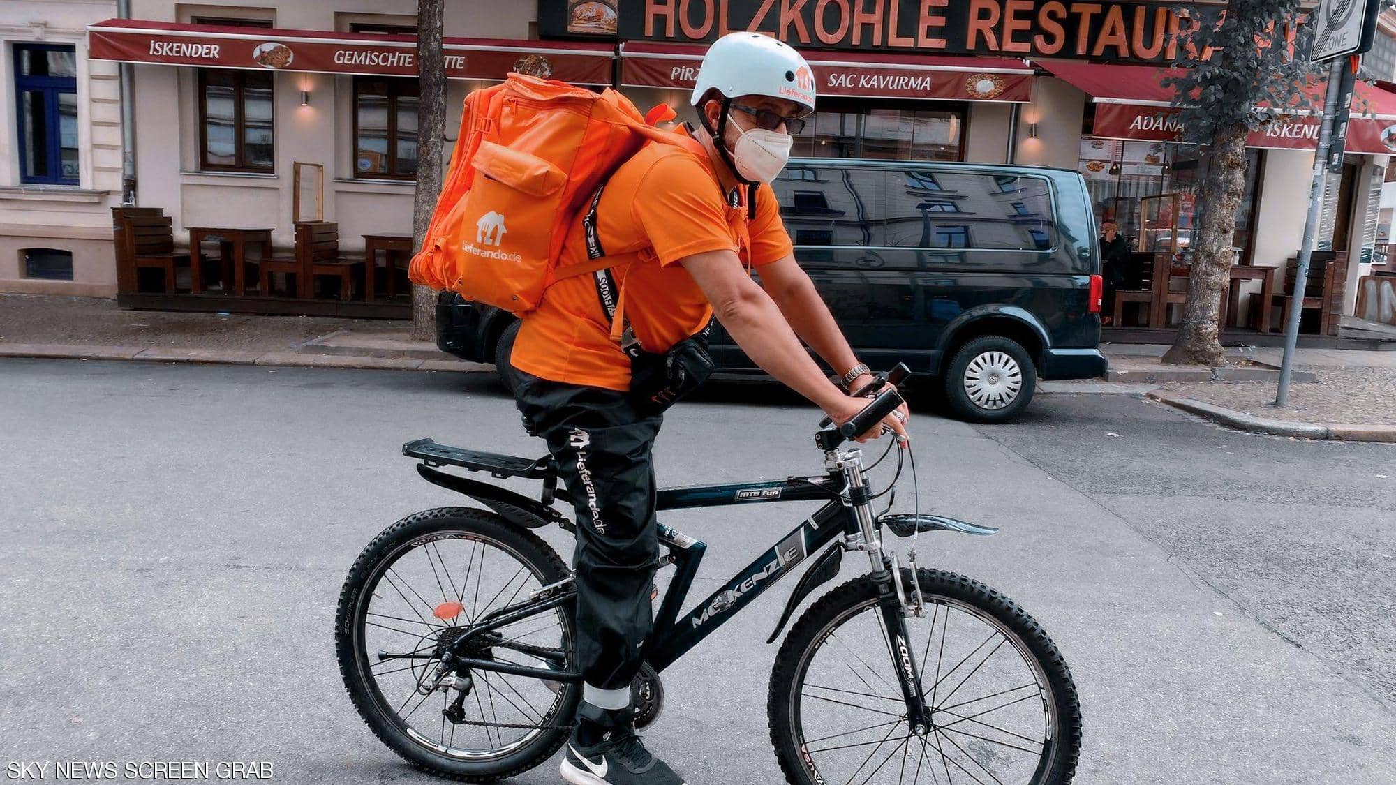 سادات بوظيفته الجديدة.. توصيل الطعام