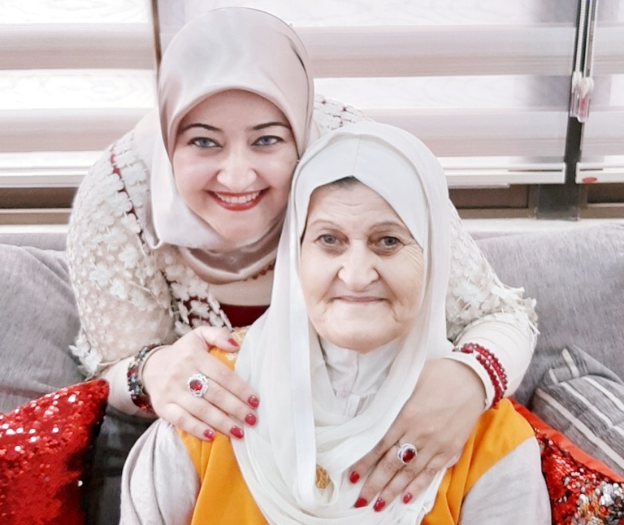 آخر صورة للدكتورة سناء الشعلان مع أمها قبل رحيلها