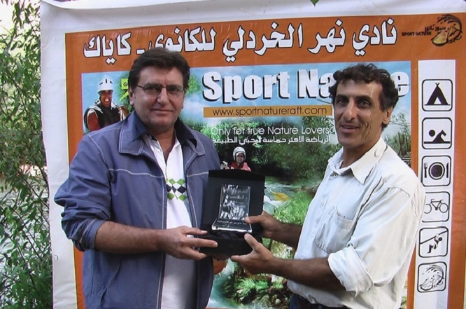 صورة من الأرشيف لمحافظ النبطية السابق محمود المولى ورئيس نادي نادي الخردلي للكانوي كاياك علي محمد عواضة