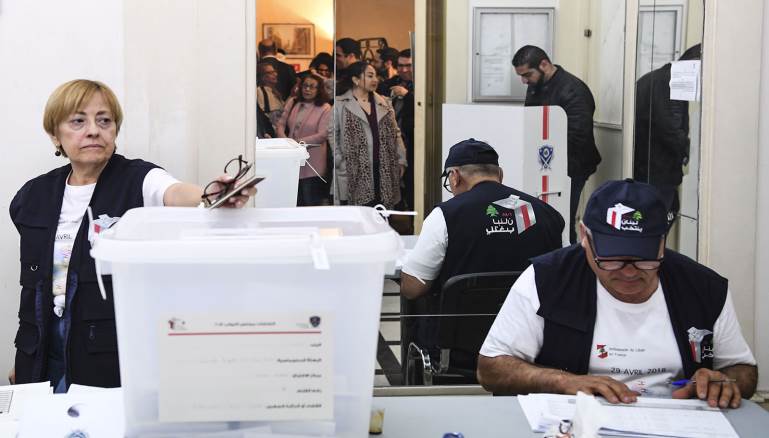 سيحاول حزب الله إلحاق هزيمة مدوية بجنبلاط عبر سلب مقعد مروان حمادة (Getty)