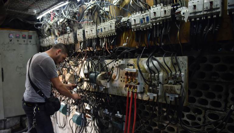 بعض أصحاب المولدات يتقاضون الفواتير بالدولار النقدي (Getty)