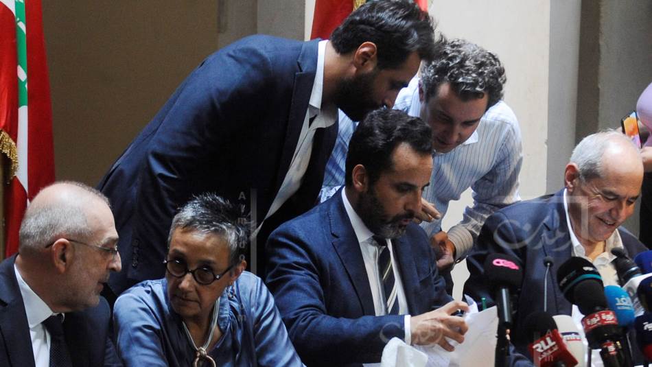 يطرح البعض الانفصال إلى أكثر من كتلة نيابية والحفاظ على التكتل كلقاء نيابي (مصطفى جمال الدين)