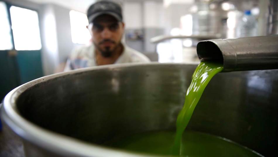 في مناطق الجنوب سعّر البعض تنكة الزيت بـ 130 دولاراً رغم أن كلفة الإنتاج لم تتغيّر كثيراً (علي علّوش)