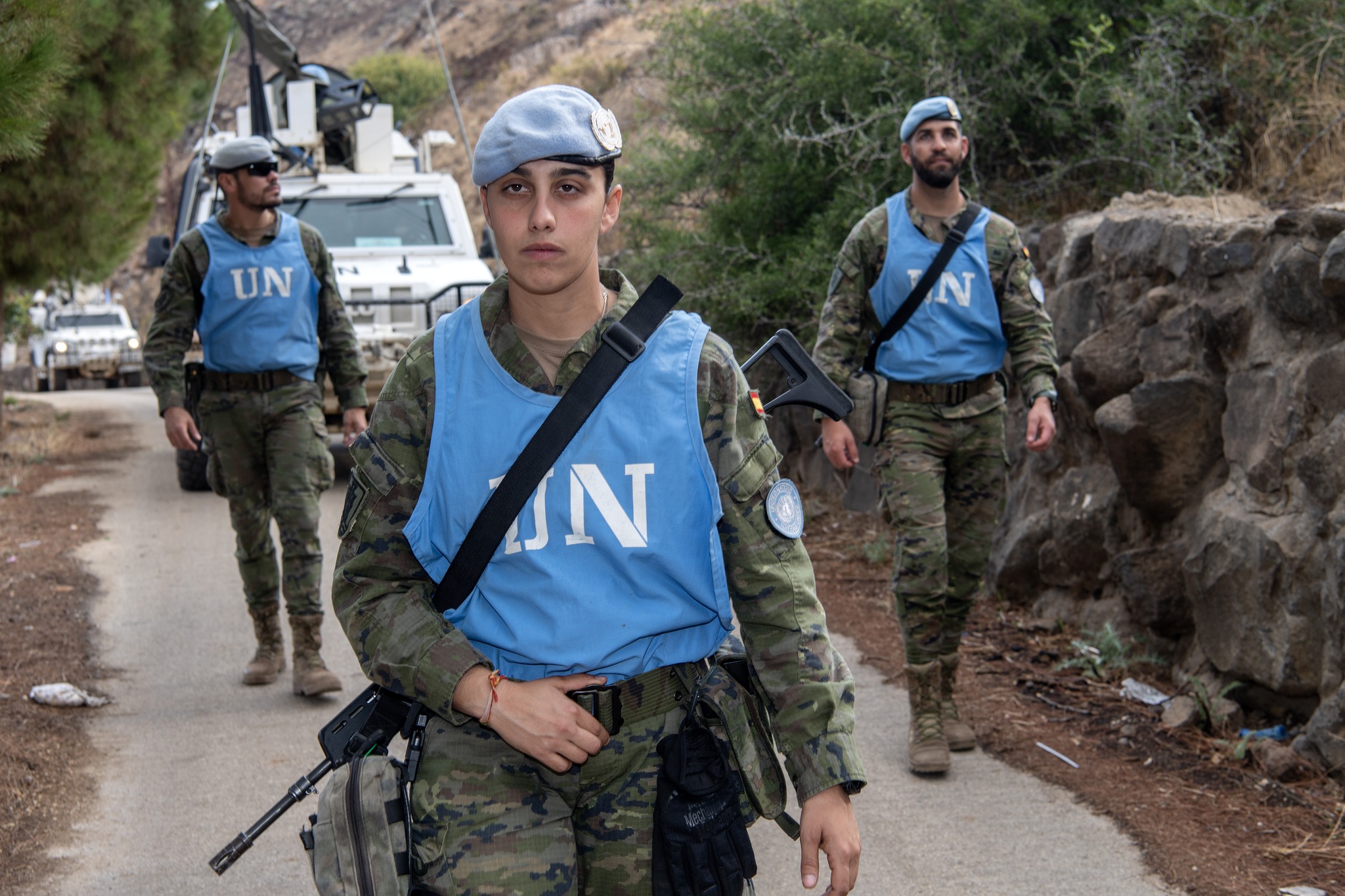 دورية راجلة ومؤللة بالقرب من نهر الوزاني حيث يمر الخط الأزرق، في بعض المواقع، في وسط النهر