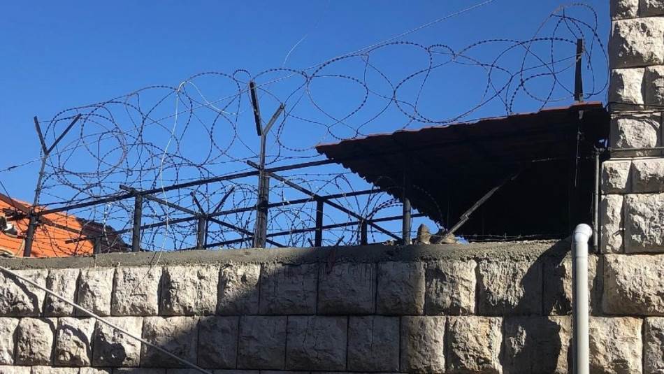 من فتحة عند سطح السجن هرب السجناء (المدن)