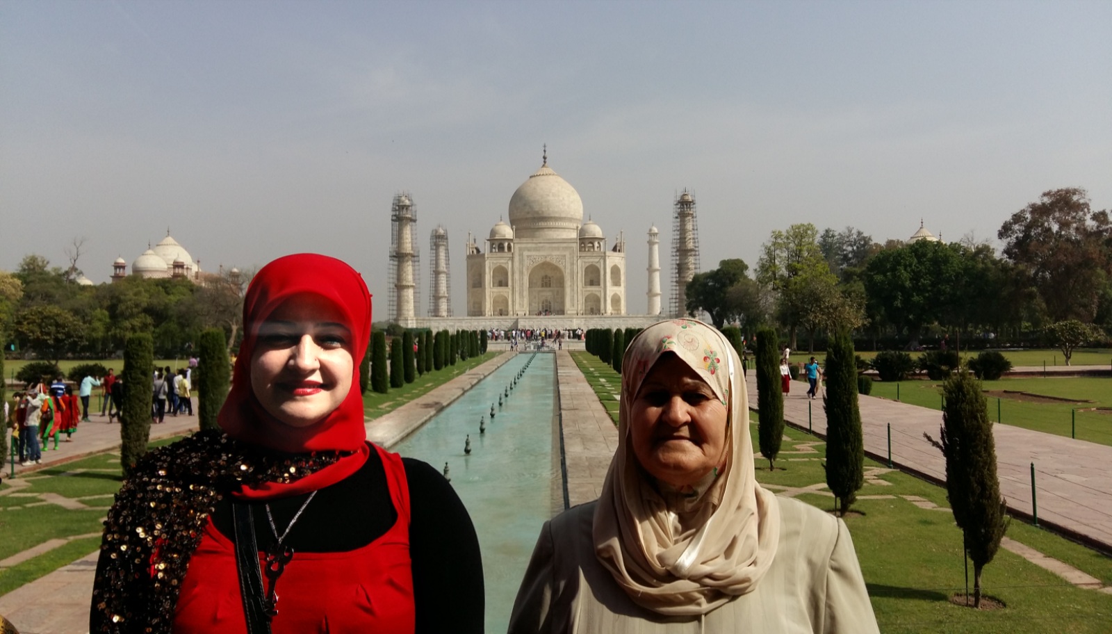 سناء الشعلان  وأمّها نعيمة الشّعلان.. التي أهدت لها الفوز