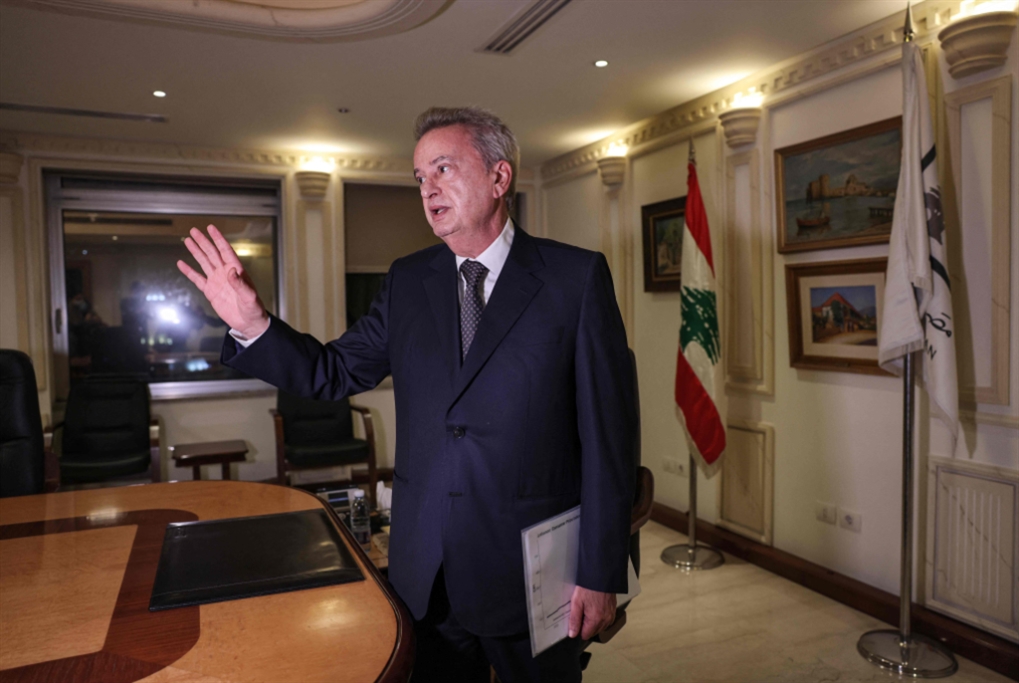 لم يعد خافياً أن حاكم مصرف لبنان هو المضارب الرئيسي على الليرة اللبنانية التي كان يحرص على التطمين إلى أنها «بخير» طالما هو موجود على رأس «المركزي»