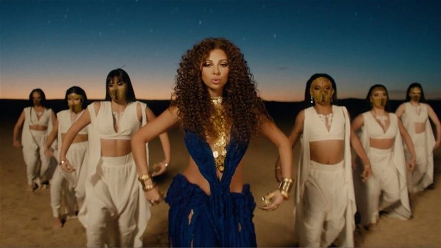 ميريام فارس خلال الاغنية الرسمية للفيفا