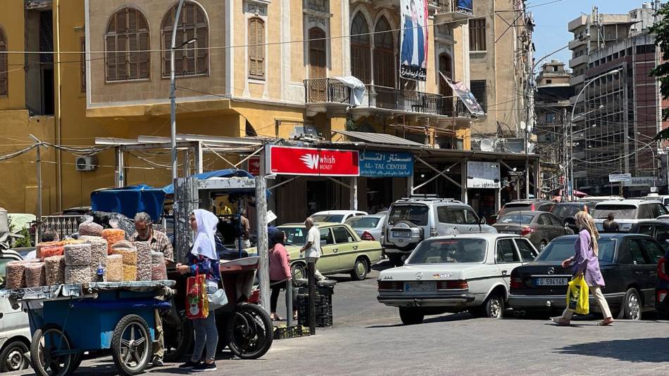 أكثر ما يطمح إليه أهالي التبانة والجبل، الرجال والنساء، هو أن يجدوا من يمدّ لهم يد العون (جنى الدهيبي)