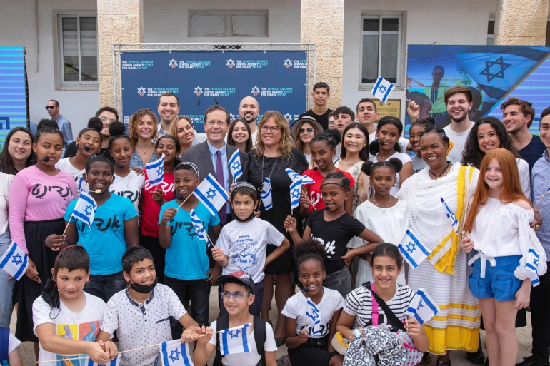 الرئيس الإسرائيلي إسحاق هرتسوغ الذي كان رئيسا للوكالة اليهودية أسهم خلال ولايته باستقدام أكثر من 100 ألف يهودي من أنحاء العالم إلى إسرائيل (الجزيرة)