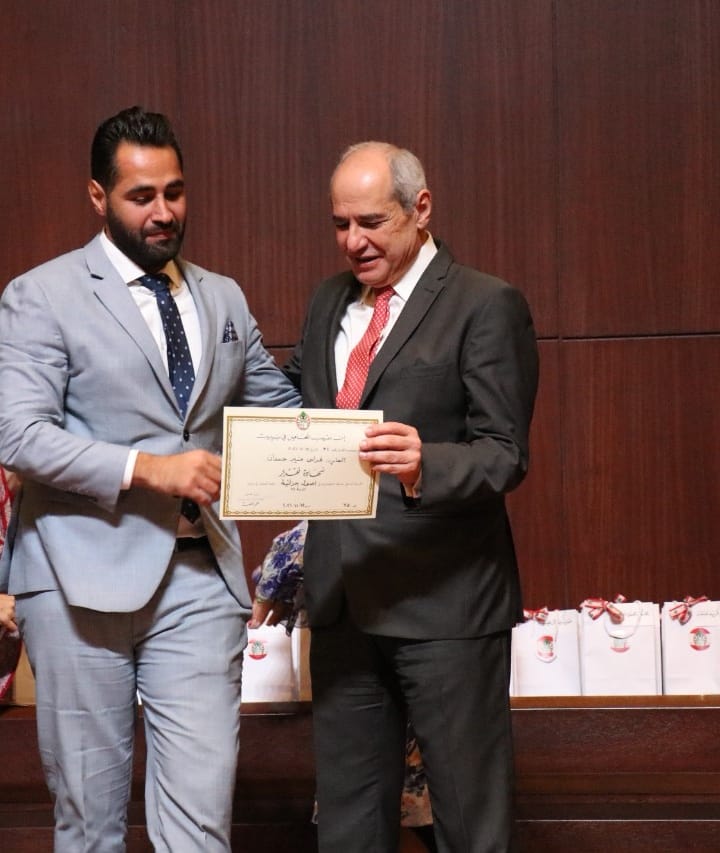 المحامي فراس حمدان يتسلّم شهادة تكريم من نقيب المحامين على عطاءاته في لجنة المادة ٤٧ وعلى باقي الأنشطة النقابية