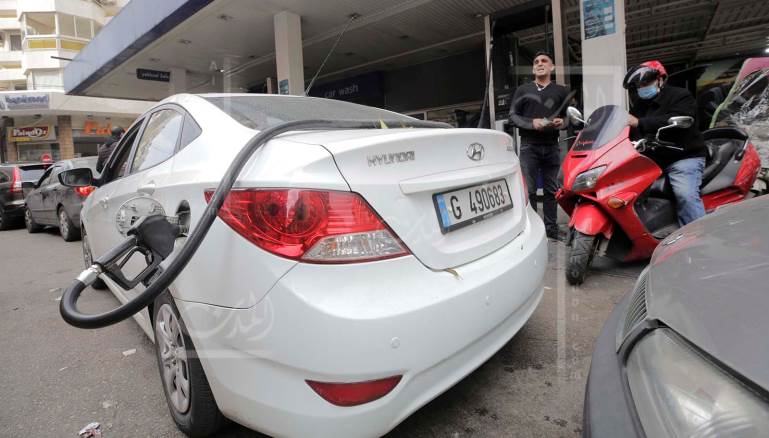 التلويح بالدولرة مستمر منذ بداية العام الحالي (علي علوش)