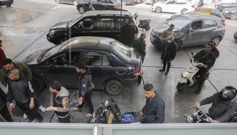 الديوك يمنعون الإشكالات ويحمون المحطة مقابل مبالغ يدفعها صاحب المحطة (علي علّوش)