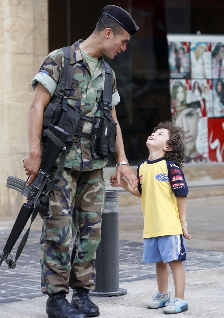 هل تحوّل عمل العسكري إلى سجن يبحث عن الهرب منه؟ (أرشيف)