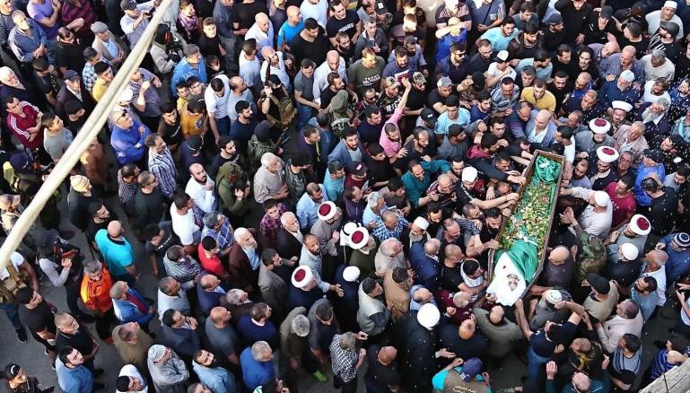 لم يسبق أن شارك الآلاف بهذا الشكل العفوي في أي مأتم في مدينة بعلبك (المدن)