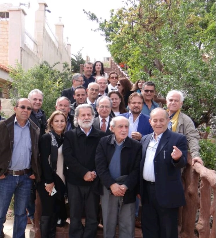 جمال السعيدي (على يمين الصف الثاني) ومرسيل خليفة وحسن عبدالله في منتصف الصف الأول