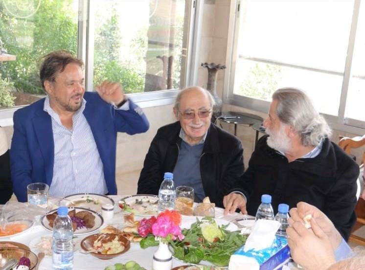 الشاعر حسن عبدالله والفنان مارسيل خليفة على مائدة رجل الأعمال محمد صفاوي