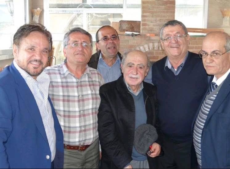 الشاعر حسن عبدالله محاط بمحبيه المرحوم سعيد ضاوي، الدكتور ابراهيم رشيدي، الأسير المحرر عبدالله عطية، المهندس أسعد رشيدي ومحمد صفاوي