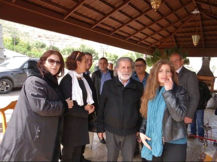 الفنان مارسيل خليفة محاط بالسيدات الخياميات مريم الشيخ علي، سمر عواضة وجمال رشيدي