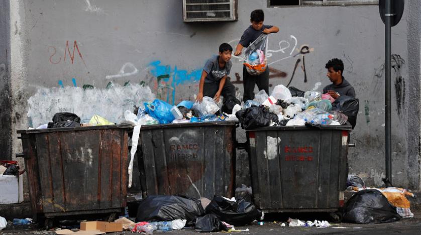 يبحثون عما تيسر بين النفايات (أ.ب)