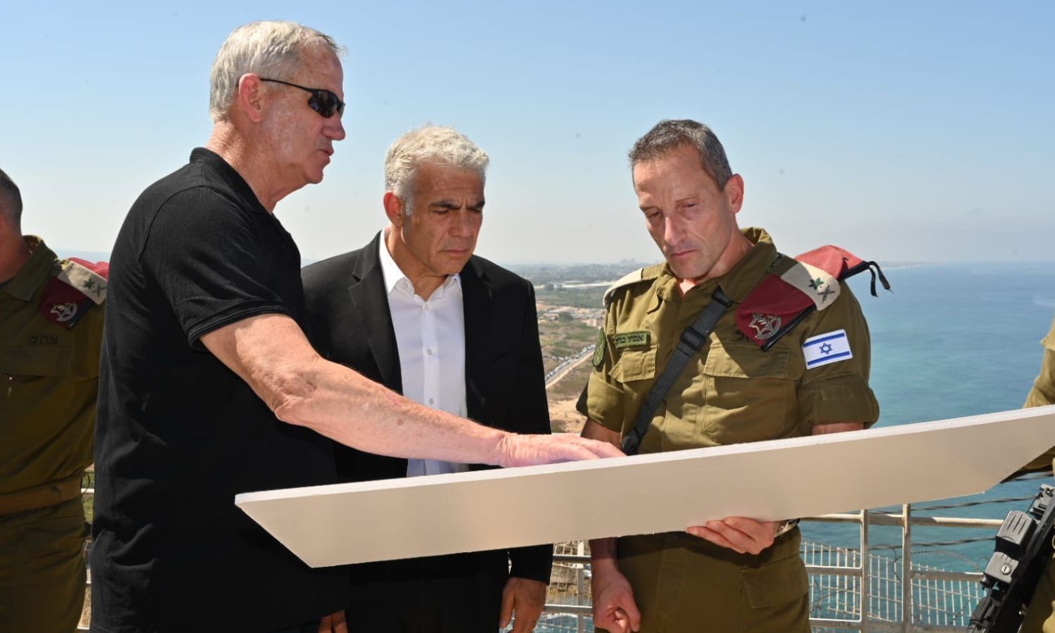 رئيس حكومة العدو الإسرائيلي يائير لابيد برفقة وزير الدفاع بيني غانتس على الحدود اللبنانية _ 19 من تموز 2022 