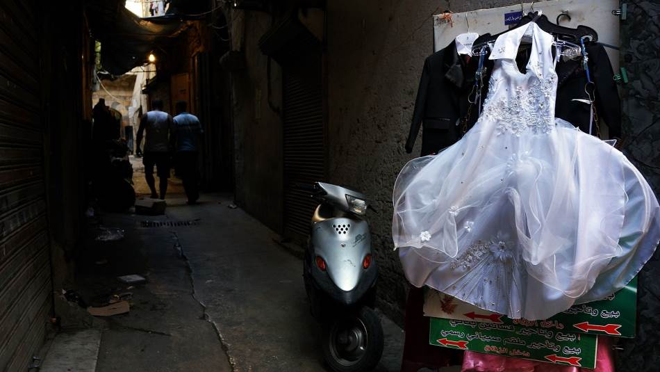 البعض يطلب استئجار أي فستان أبيض بأرخص سعر ممكن (Getty)