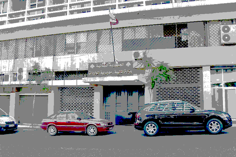 تراجع قيمة الرواتب أثر على حوافز الذهاب للعمل مما تسبب في شلل المؤسسات العامة