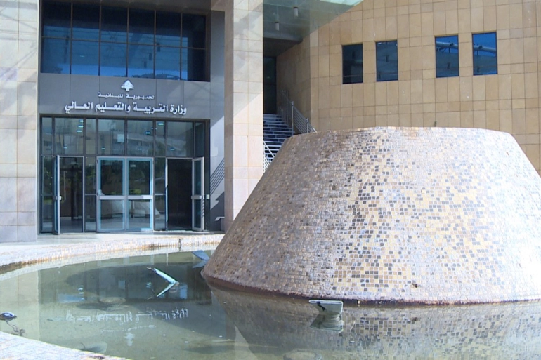 انهيار المؤسسات الحيوية جعل ضياع مصالح اللبنانيين حتميا (الجزيرة)