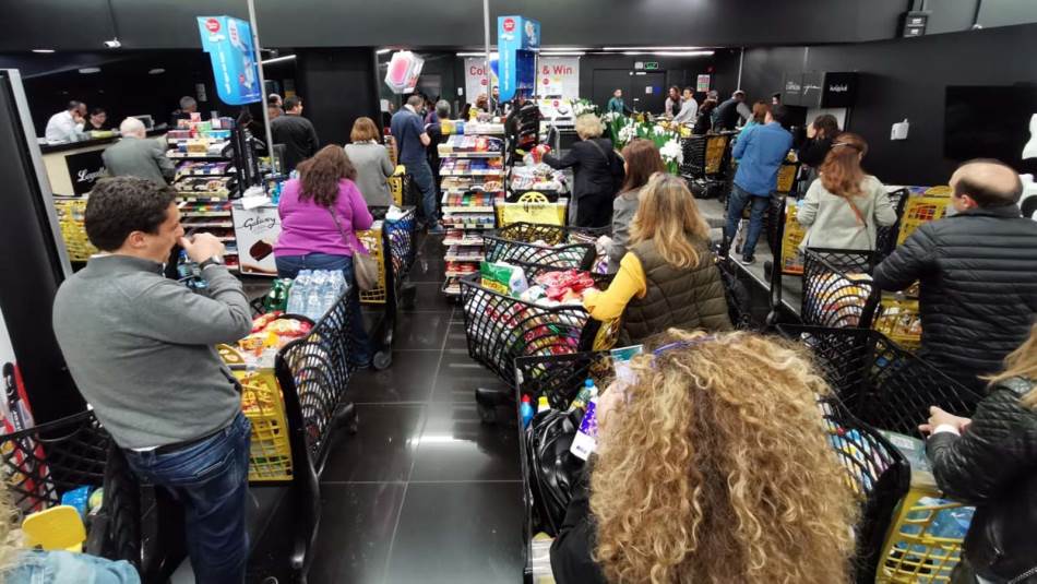 اجتاحت الأسواق موجة هلع تُرجمت بتهافت المواطنين على شراء السلع (المدن)