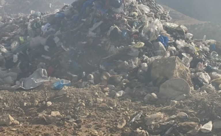 لا يجر إدخال نفايات إلى المعمل من أجل فرزها إنما يتم تفريغها في ذلك المكبّ والتخلص منها بإحراقها أو ردم ما تيسّر منها