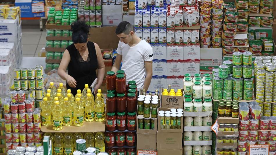 الرواتب تذهب لاستهلاك الضروريات في ظل تراجع القدرة الشرائية (getty)