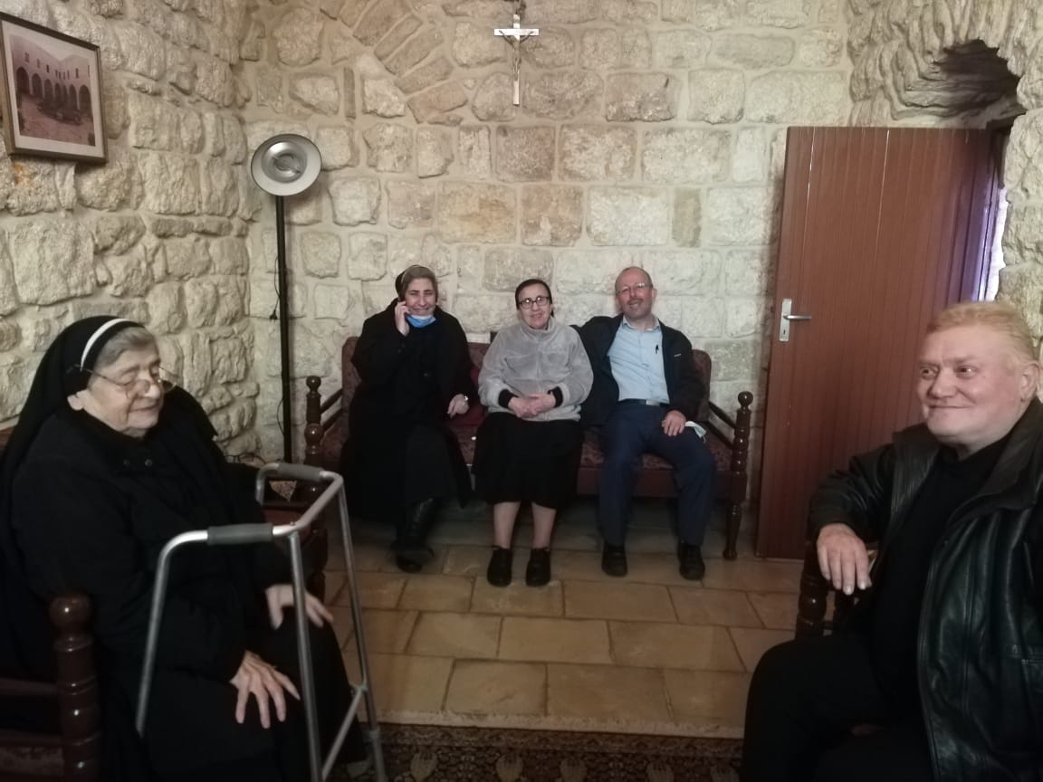 من اللقاء في دير سيدة البشارة في ذوق مكايل.. من اليمين إلى اليسار: محمد ابراهيم ضاوي، المهندس عدنان سمور، الأخت سيمون والأخت ربيعة مطران والأم لويز صوايا رحمها الله