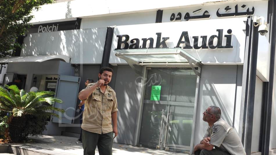 مارست المصارف ولا تزال ضغوطاً قاسية على الموظفين والمودعين وعموم عملائها (المدن)