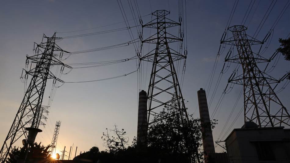 مؤسسة الكهرباء في بحث دائم عن تمويل لشراء الفيول (Getty)