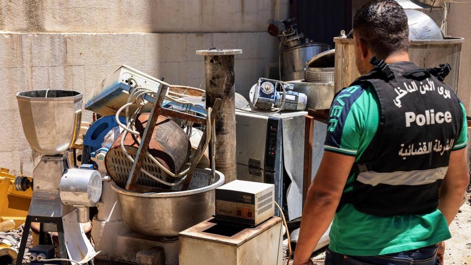 تنفذ القوى الأمنية حملة لمكافحة عصابات تصنيع المخدرات (Getty)